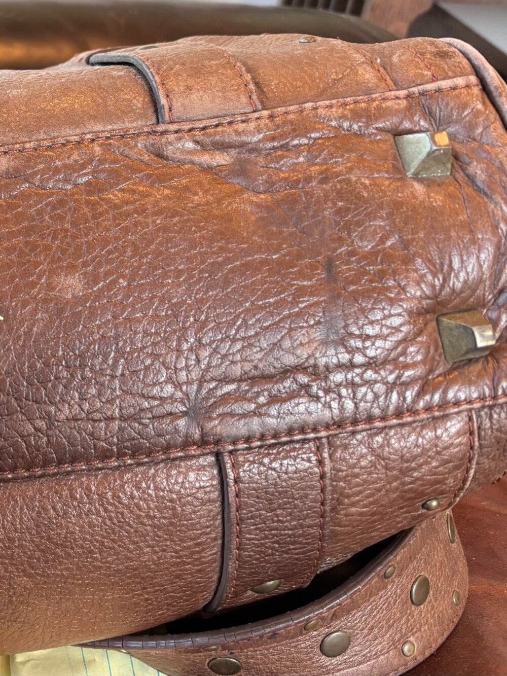 LARGE VINTAGE 2000'S BETSY JOHNSON LEATHER TOTE WITH HARDWARE - Picture 8 of 9